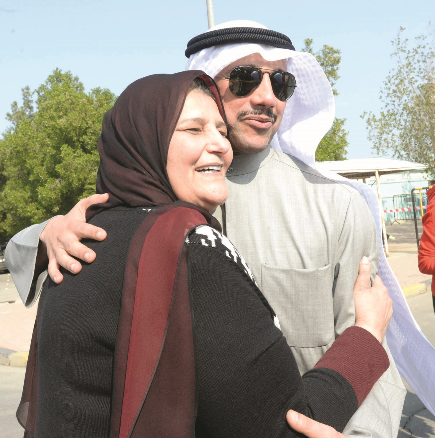 الدكتورة فايزة الخرافي تحتضن ابنها مرزوق الغانم