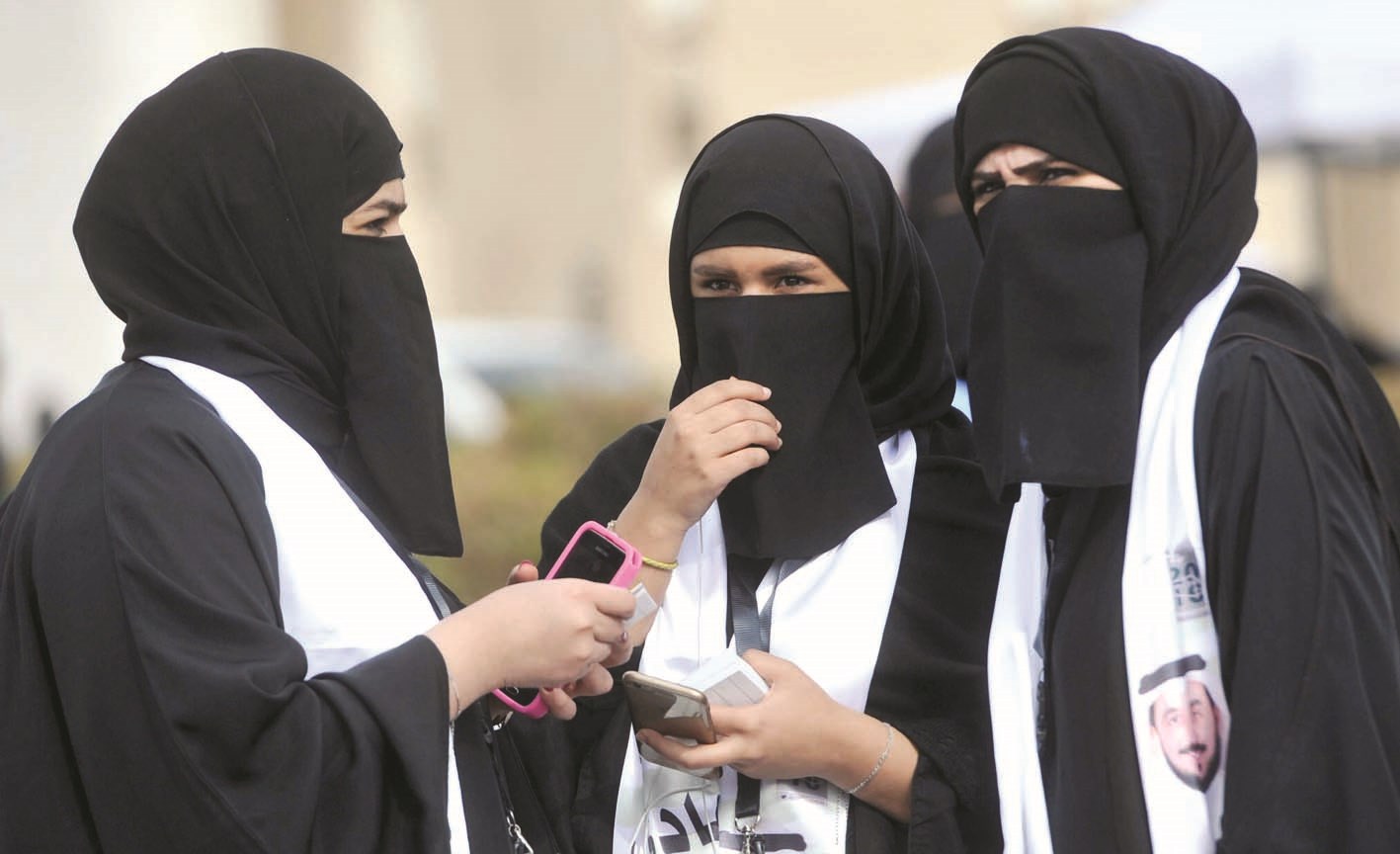 مؤيدات أحد المرشحين خارج إحدى اللجان