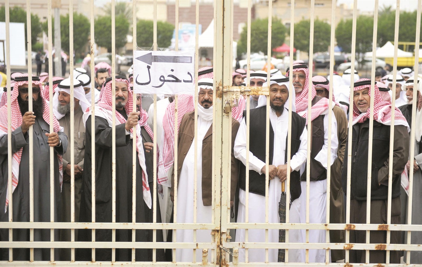 u0645u0648u0627u0637u0646u0648u0646 u064au0646u062au0638u0631u0648u0646 u0641u062au062d u0628u0627u0628 u0627u0644u0644u062cu0646u0629 u0644u0644u062au0635u0648u064au062a (u062au0635u0648u064au0631 u0646u0648u0631 u0647u0646u062fu0627u0648u064a - u0643u0631u0645 u0630u064au0627u0628)