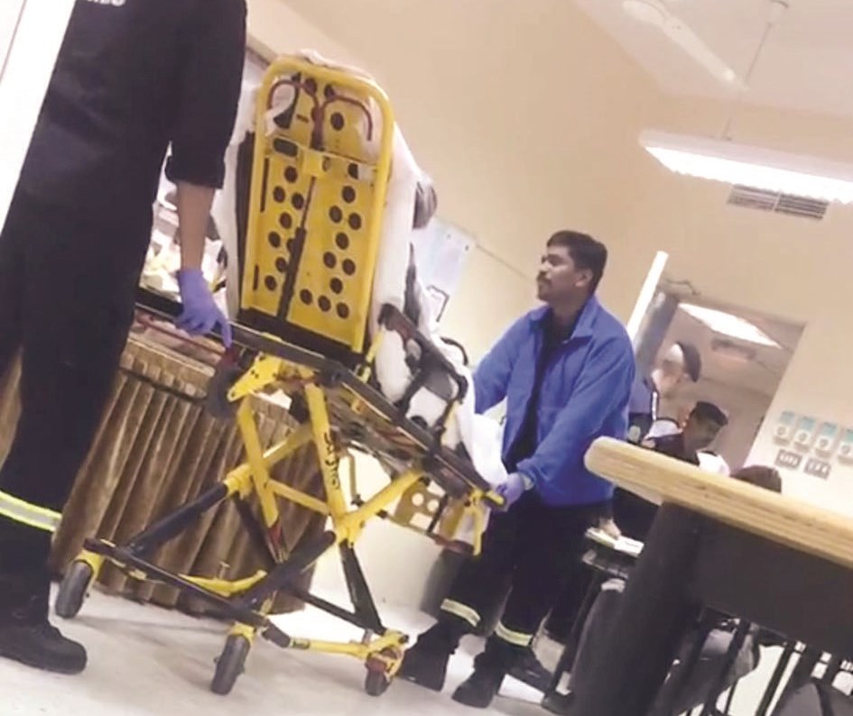 ناخب حضر للجنة على سرير المرض من مستشفى العدان للإدلاء بصوته