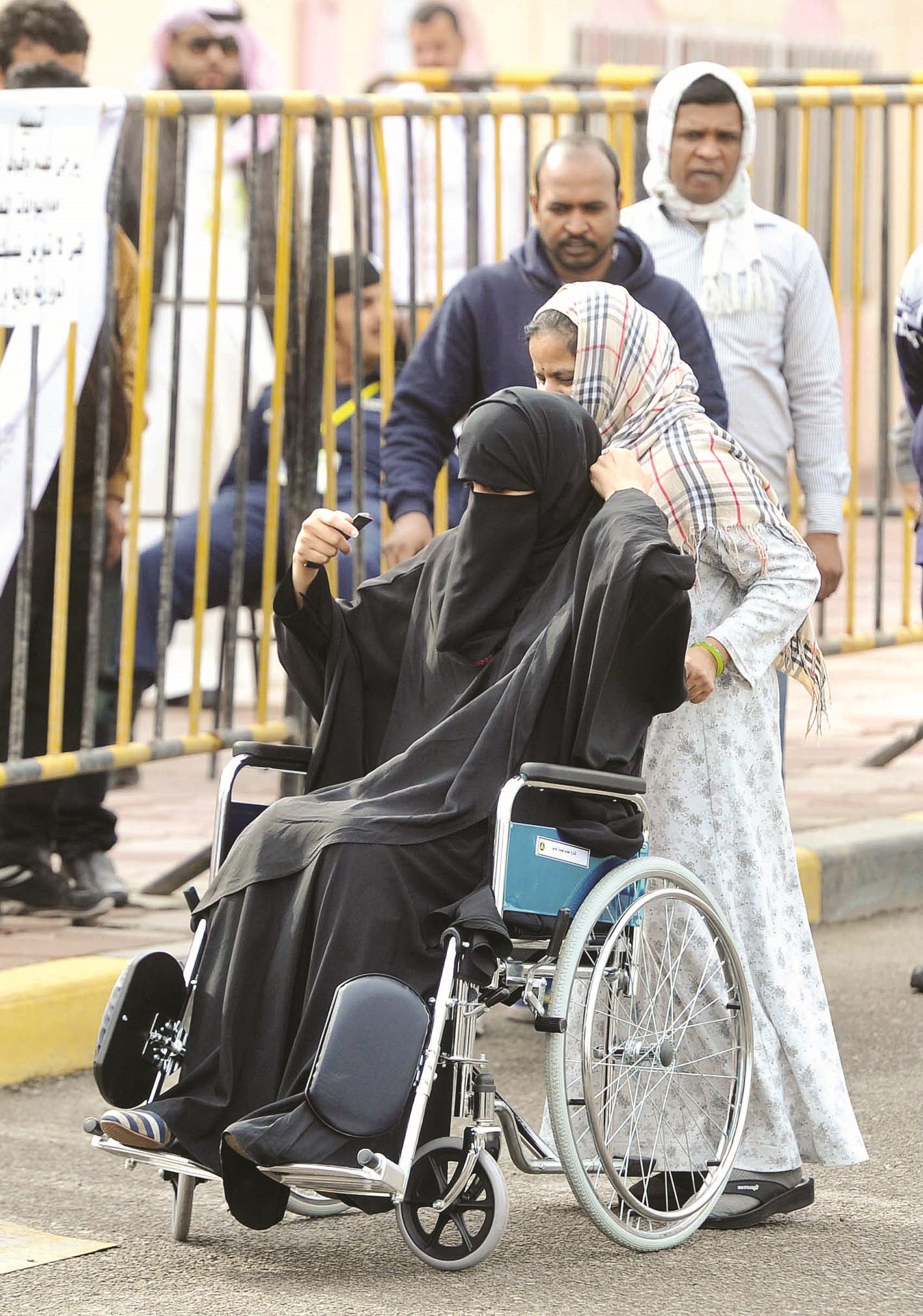 ناخبة في طريقها إلى التصويت