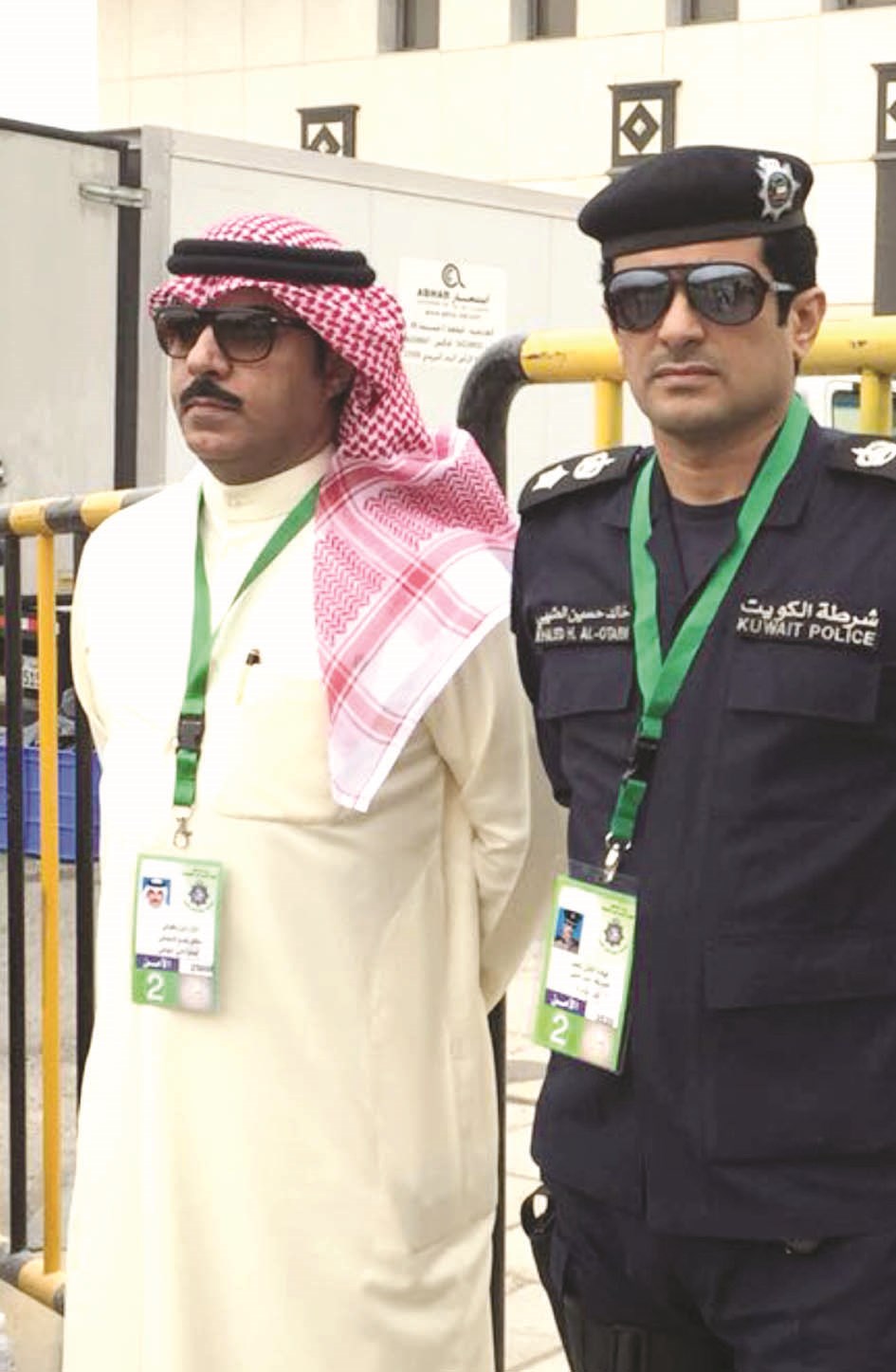 المقدم خالد العتيبي والمقدم مطلق الديحاني امام مدرسة فاطمة بنت الوليد