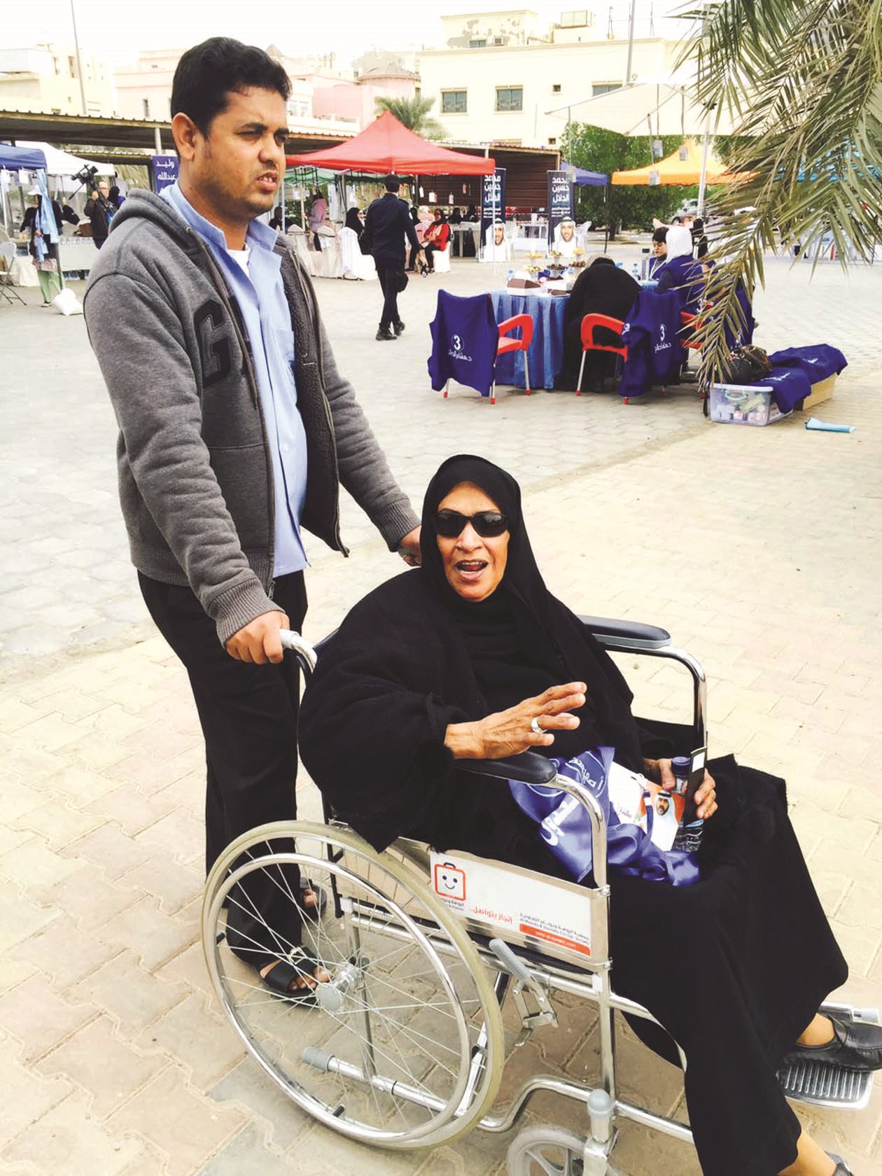 «فاطمة» في طريقها للادلاء بصوتها في الانتخابات