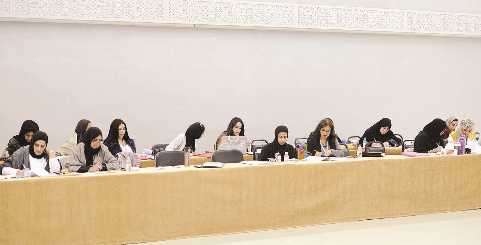 u0645u0646 u062fu0627u062eu0644 u0625u062du062fu0649 u0627u0644u0644u062cu0627u0646 u0627u0644u0627u0646u062au062eu0627u0628u064au0629     (u062au0635u0648u064au0631 u0637u0627u0631u0642 u0639u0632u0627u0644u062fu064au0646)