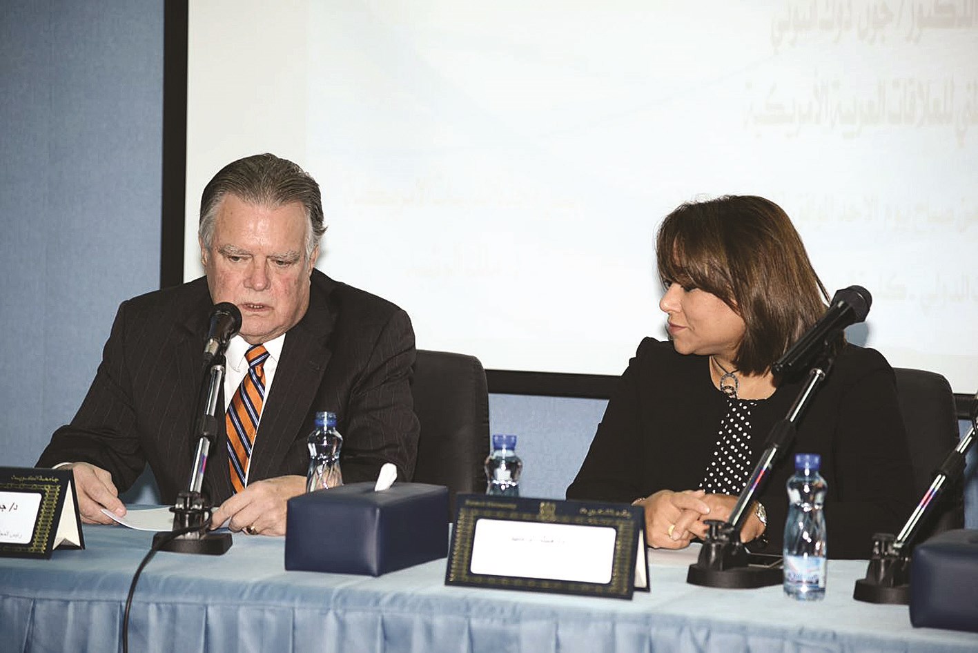 u062cu0648u0646 u062fu0648u0643 u0645u062au062du062fu062bu0627u064b u0648u0625u0644u0649 u062cu0627u0646u0628u0647 u0627u0644u062fu0643u062au0648u0631u0629 u0645u0644u0643 u0627u0644u0631u0634u064au062f