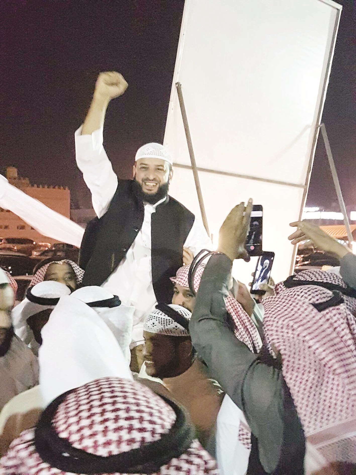 عبدالله فهاد على أكتاف أنصاره احتفالاً بالفوز (تصوير سعود سالم)