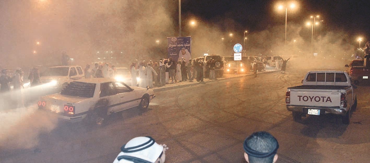 استعراضات احتفالية بفوز المرشحين في الجهراء (تصوير نايف العقلة)