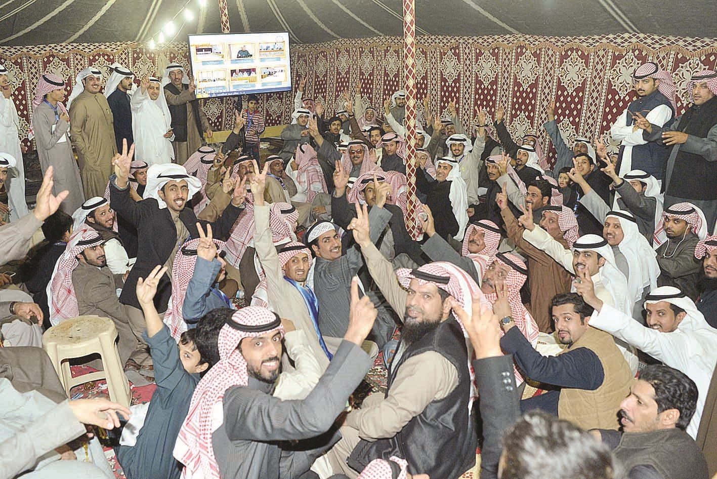 أنصار سعود شويعر يرفعون شارة النصر احتفالاً بفوزه