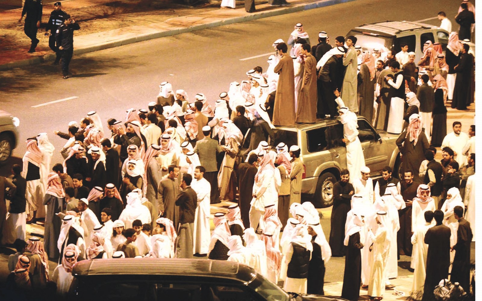 شباب العوازم خلال تجمعهم (تصوير أسعد عبدالله)