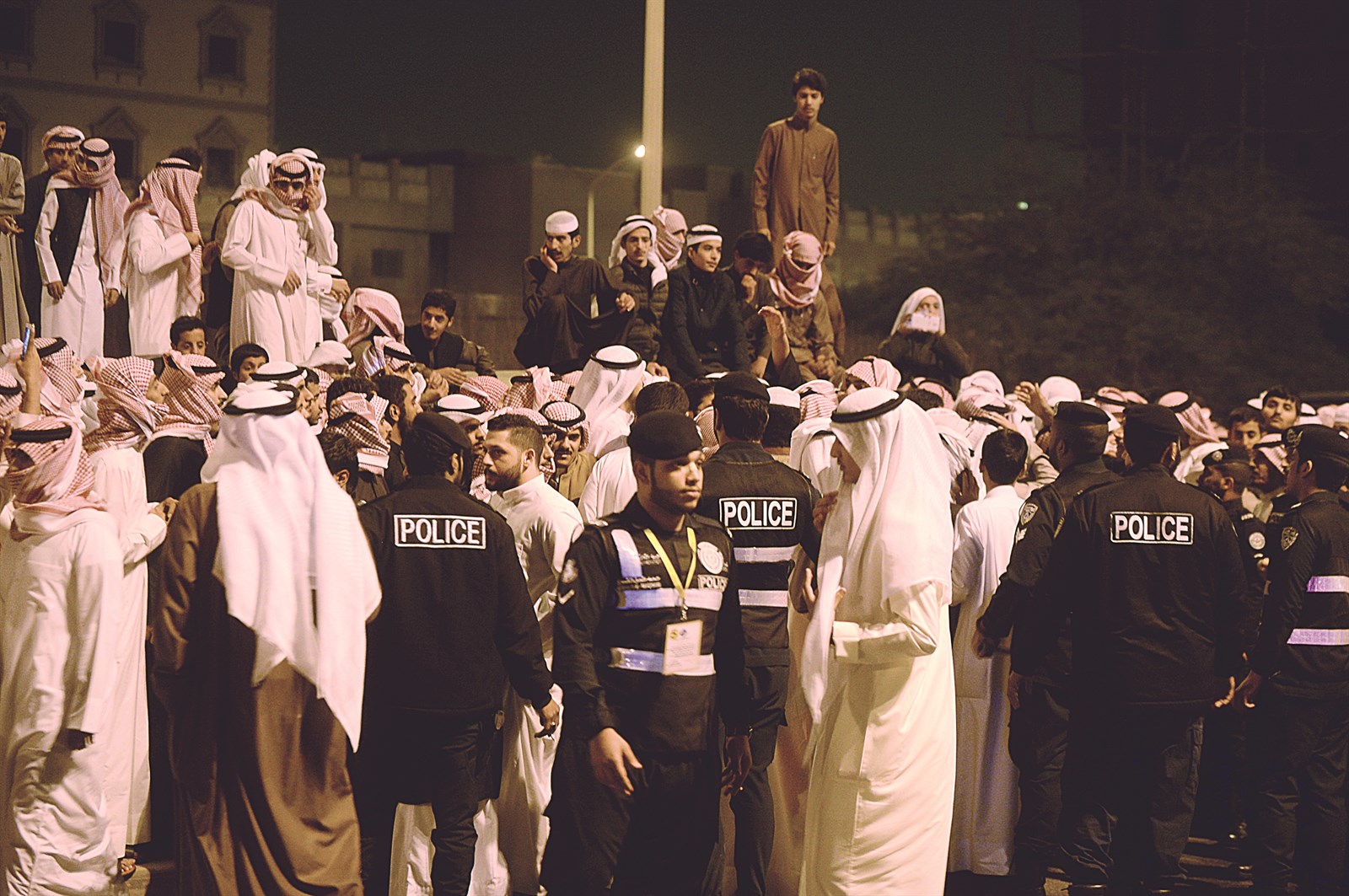 شباب محتشد وعناصر أمنية تحاول التعامل معهم