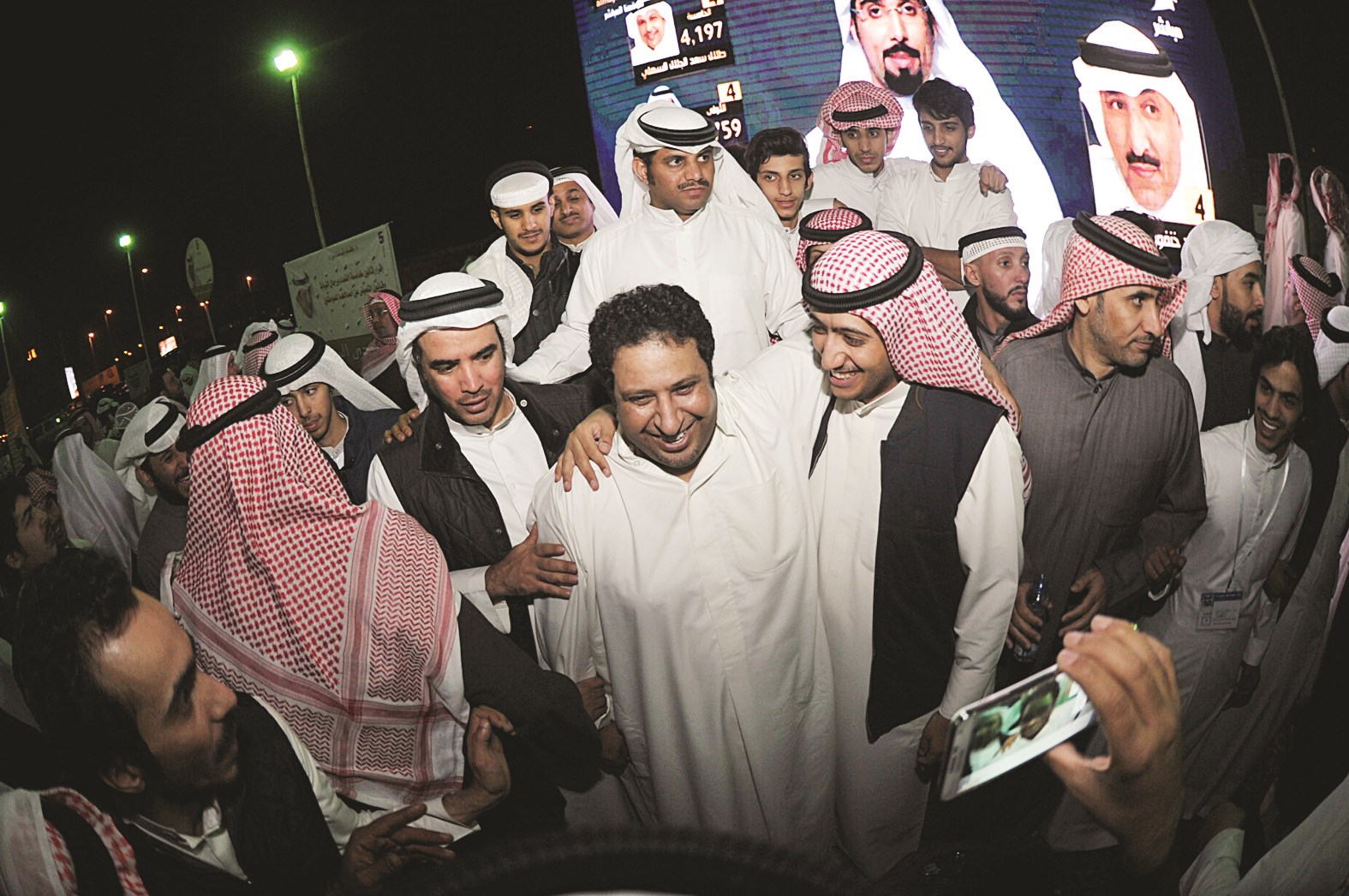 الحميدي السبيعي بين أنصاره وعلى محياه ابتسامة النصر (تصوير كرم ذياب)