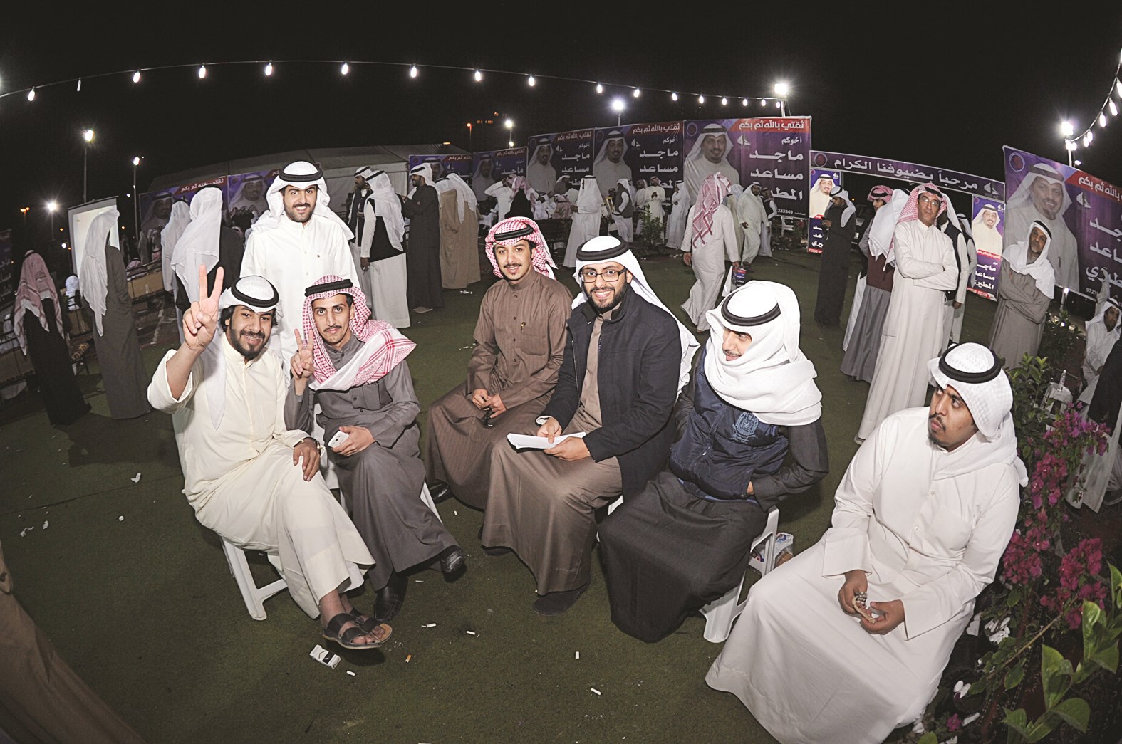 علامة النصر من أحد الحضور بعد فوز المطيري بثقة الناخبين