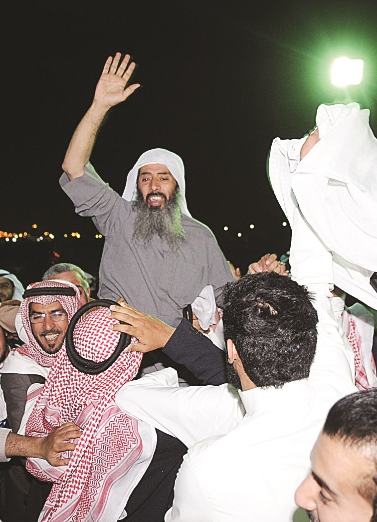 المرداس محيياً مؤيديه