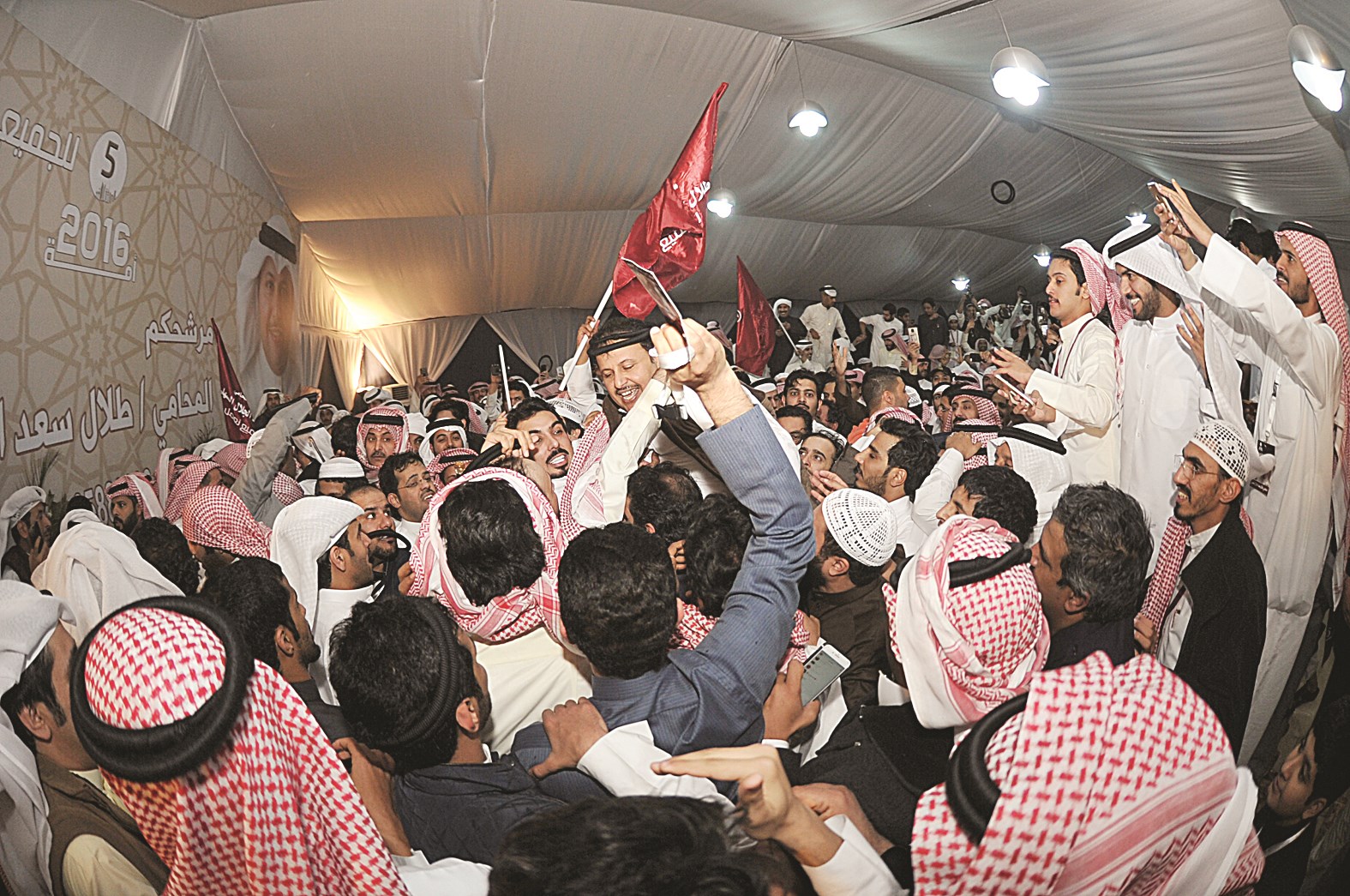 طلال الجلال على أكتاف أنصاره