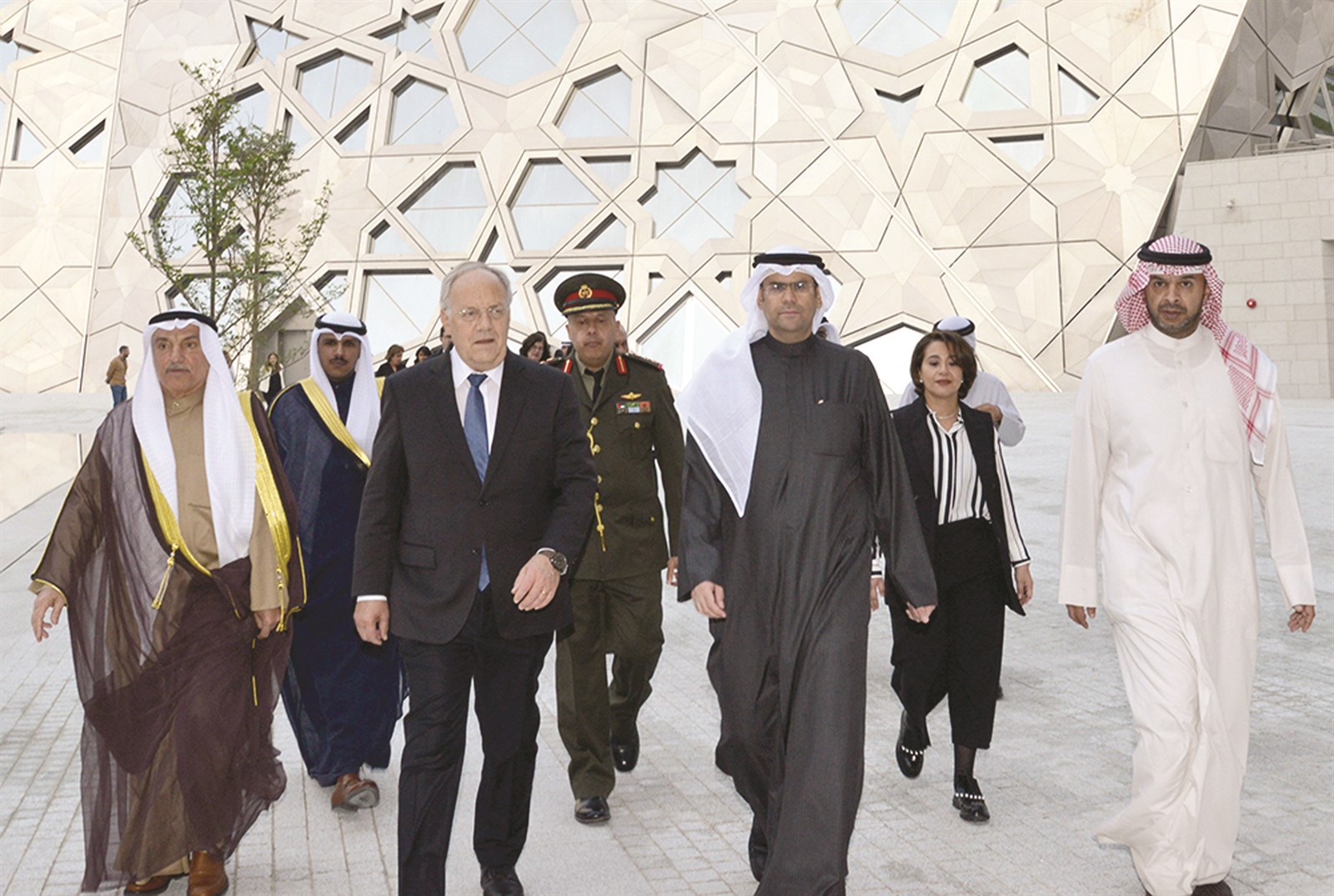 الرئيس السويسري زائراً للمركز الثقافي بمرافقة أبوالحسن واسحق