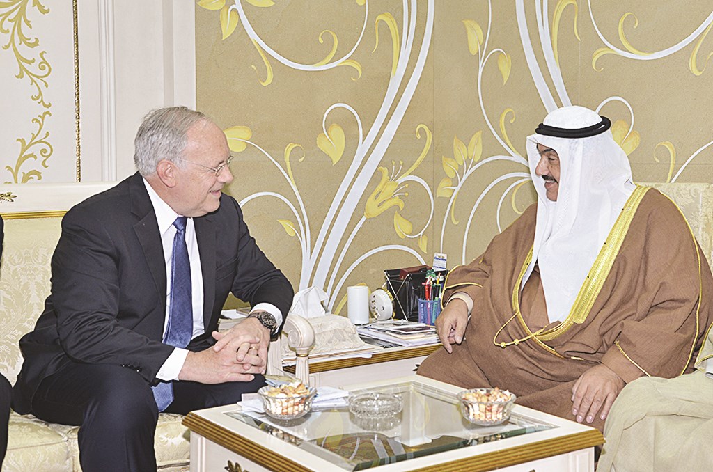 ناصر المحمد مستقبلاً الرئيس السويسري