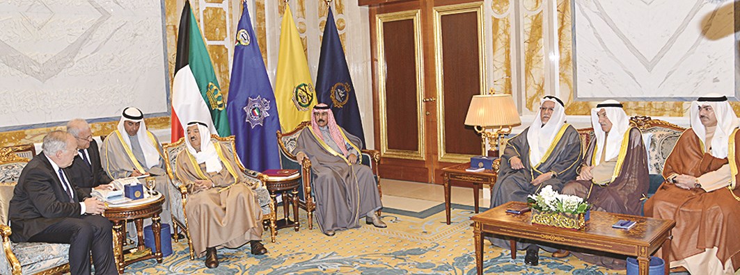 سمو الأمير والرئيس السويسري خلال المباحثات الرسمية بحضور ولي العهد والجراح وأبوالحسن