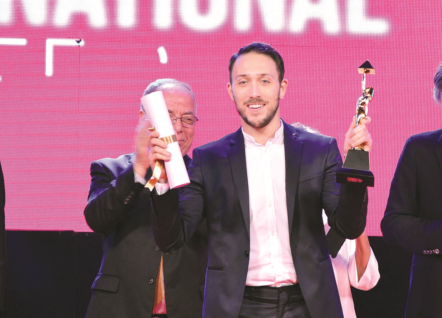 u0627u0644u0645u062eu0631u062c u0623u0648u0644u064au0641u0631 u0644u0627u0643u0633 u0628u0639u062f u062au0633u0644u0645u0647 u00abu0627u0644u0647u0631u0645 u0627u0644u0630u0647u0628u064au00bb