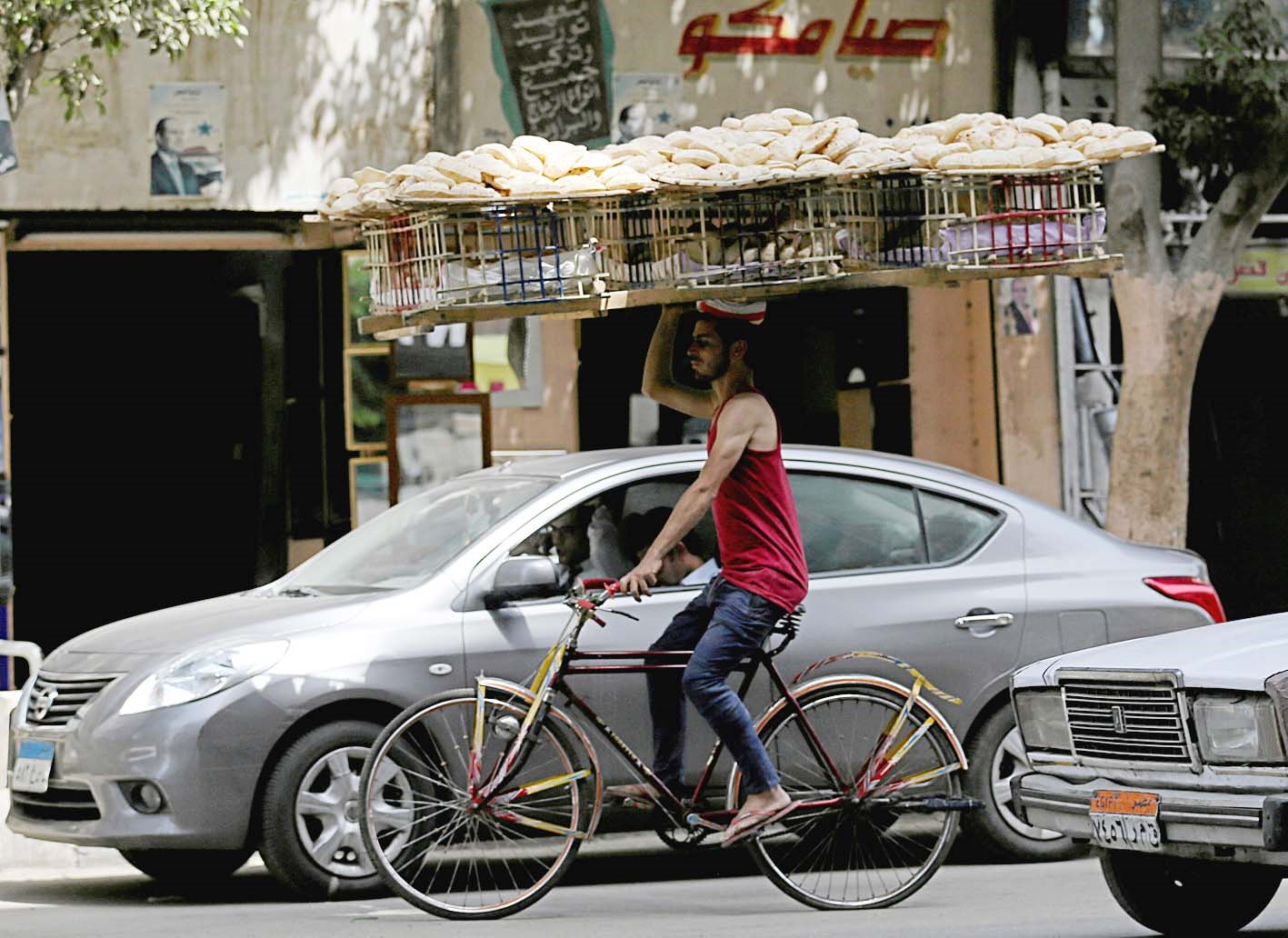 u0639u0627u0645u0644 u064au0646u0642u0644 u0627u0644u062eu0628u0632 u0639u0644u0649 u062fu0631u0627u062cu062au0647 u0627u0644u0647u0648u0627u0626u064au0629 u0641u064a u0623u062du062f u0634u0648u0627u0631u0639 u0627u0644u0642u0627u0647u0631u0629    (u0631u0648u064au062au0631u0632)