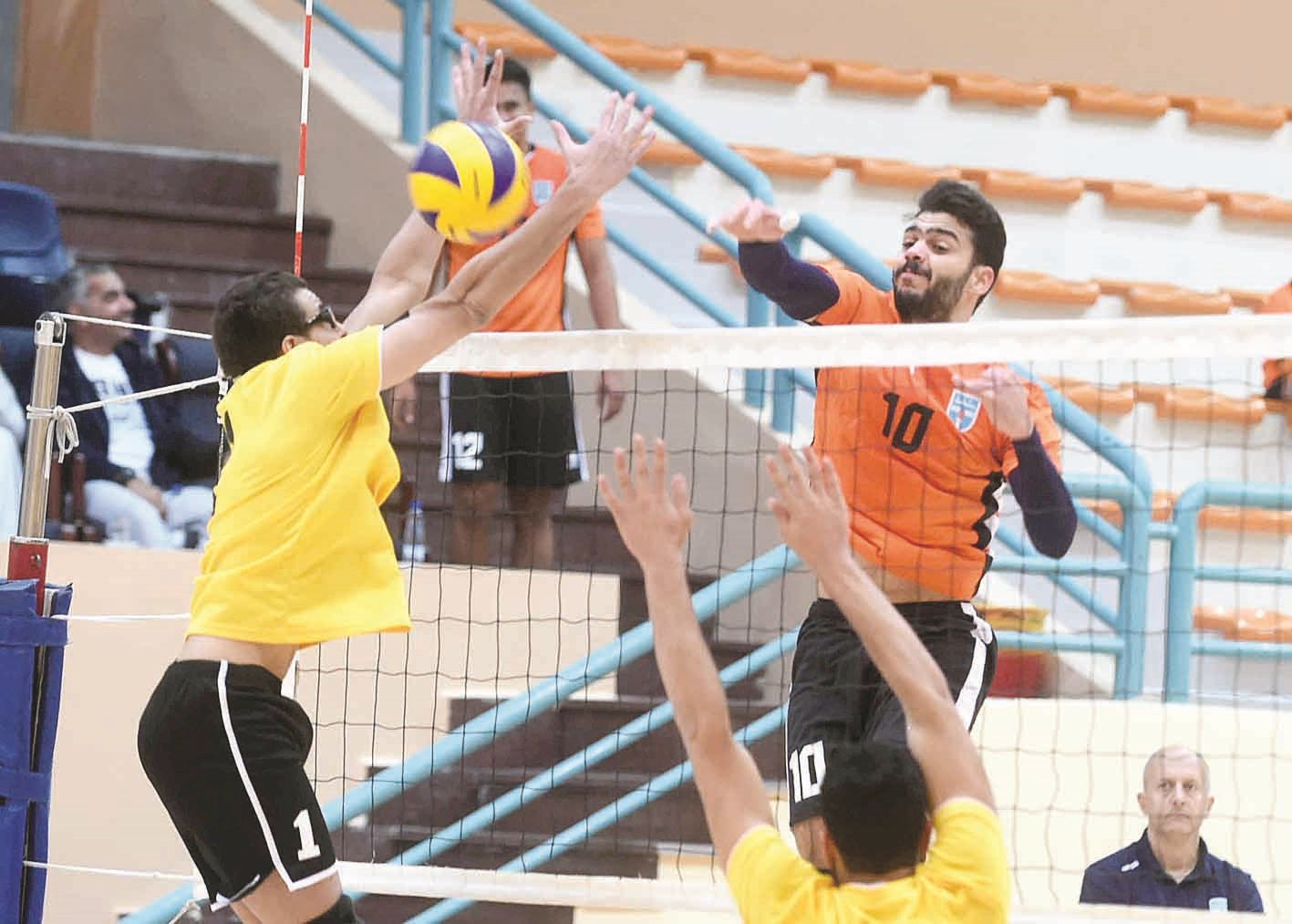 u0636u0631u0628u0629 u0633u0627u062du0642u0629 u0645u0646 u0639u0628u062fu0627u0644u0631u062du0645u0646 u0627u0644u0645u0637u0648u0639 (u062au0635u0648u064au0631 u0633u0639u062f u0647u0646u062fu0627u0648u064a)