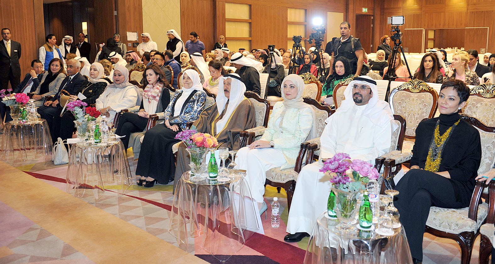 ... ومتوسطة كبار حضور مؤتمر «ناجحة»    (تصوير زكريا عطية)