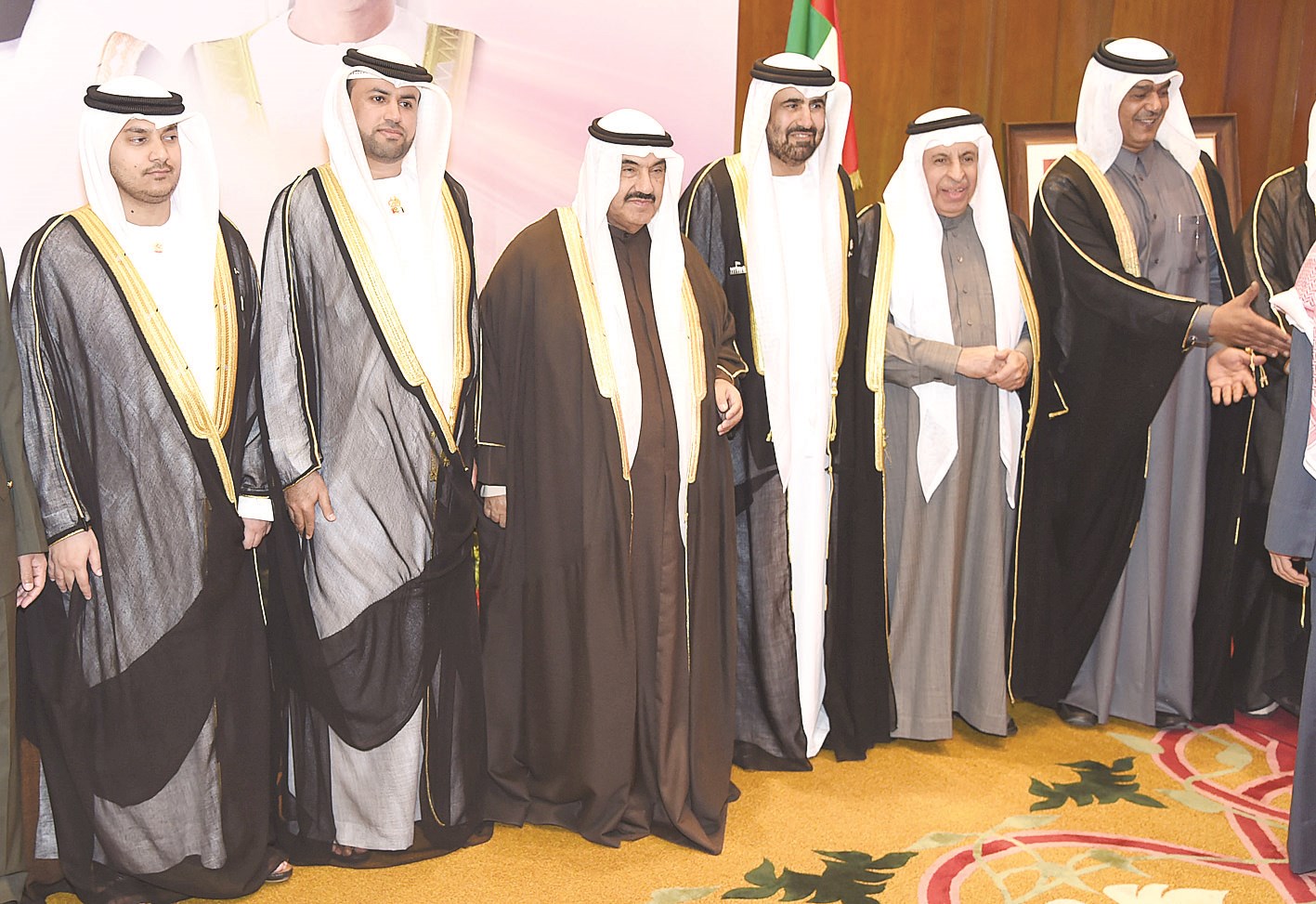 ناصر المحمد متوسطاً السفراء الخليجيين