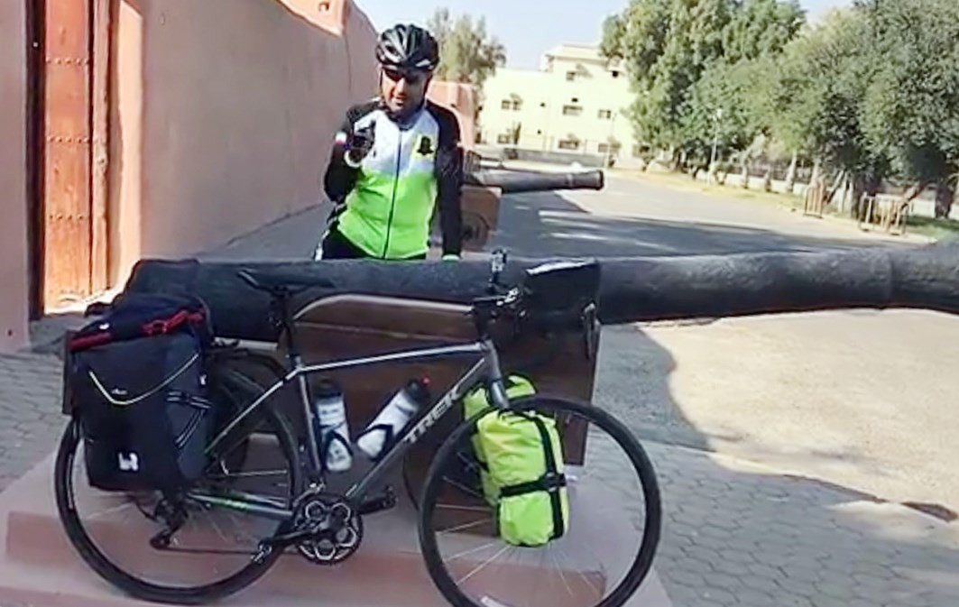 أمام مدفع القصر الأحمر بدراجته الهوائية
