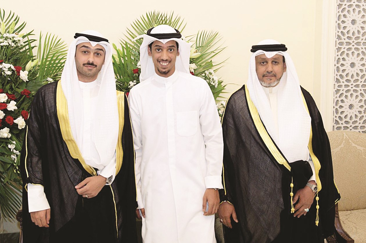 عبدالرحمن الحيدر متوسطاً المعرس ووالده