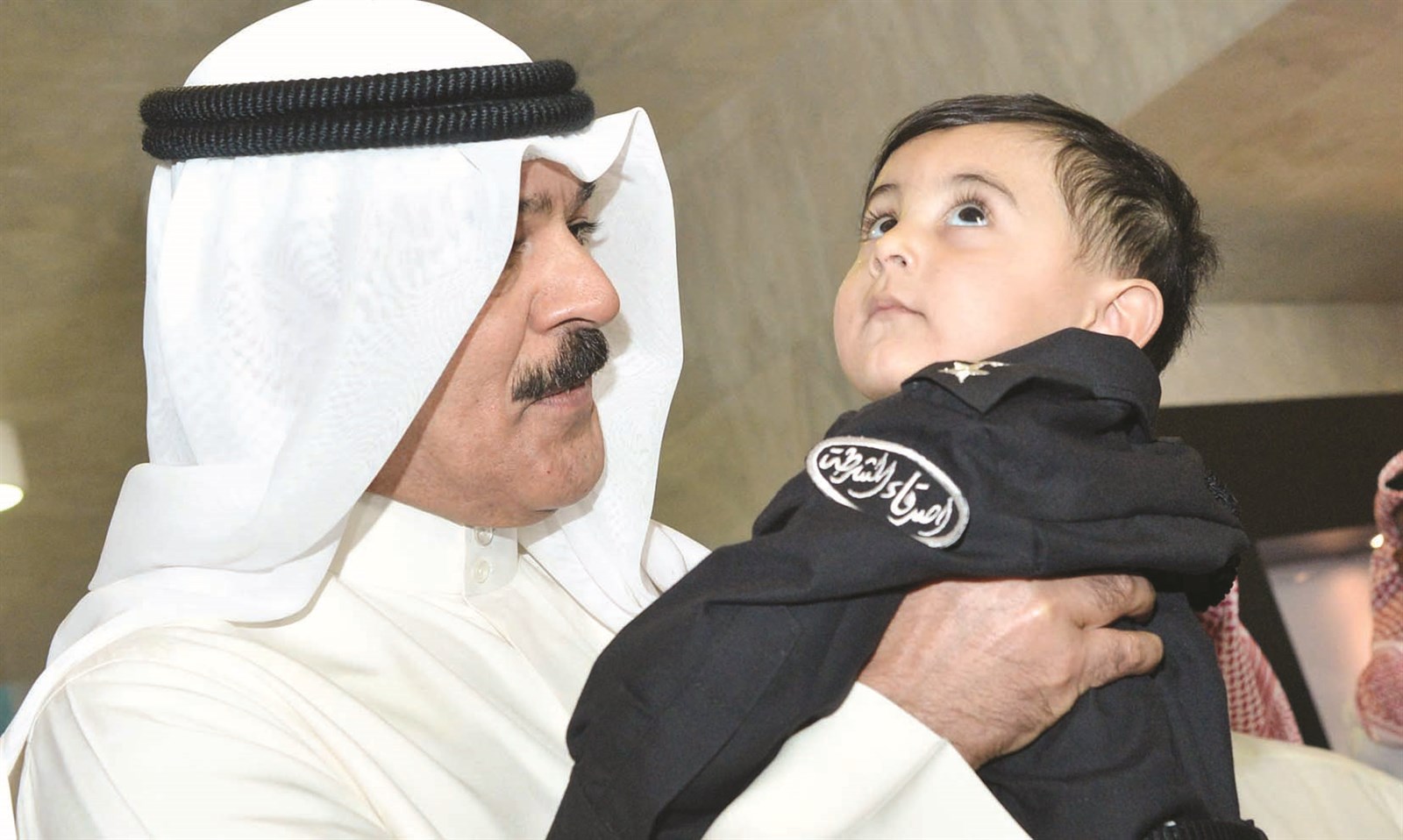 الخالد مداعباً أحد الأطفال