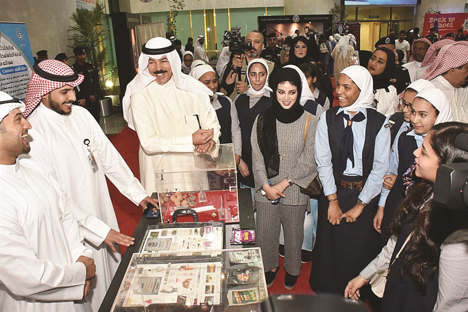 الخالد والطالبات خلال الجولة