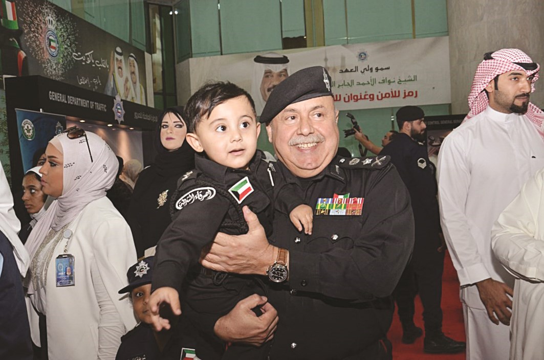 الفهد حاملاً أحد الأطفال في زي شرطي