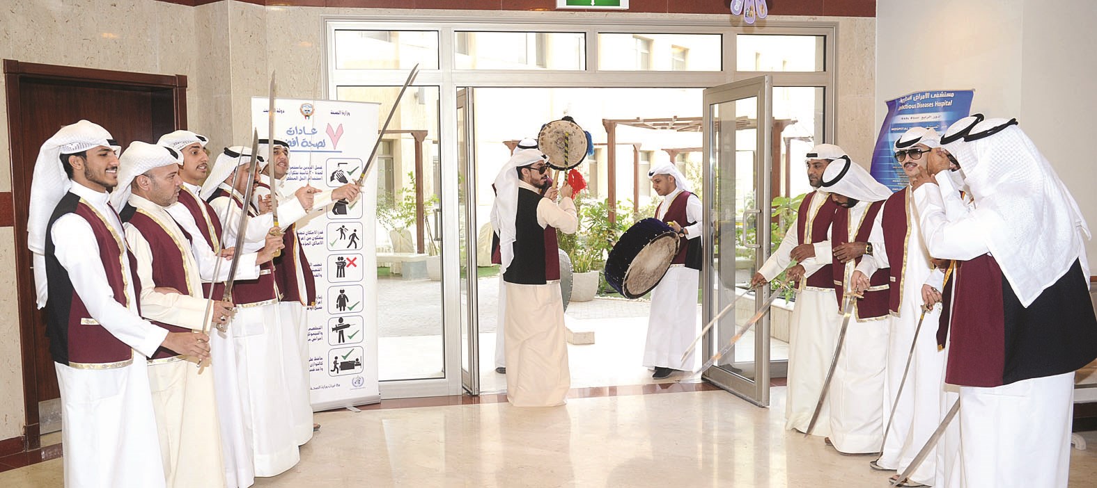 فرقة العرضة أشاعت أجواء البهجة في المركز