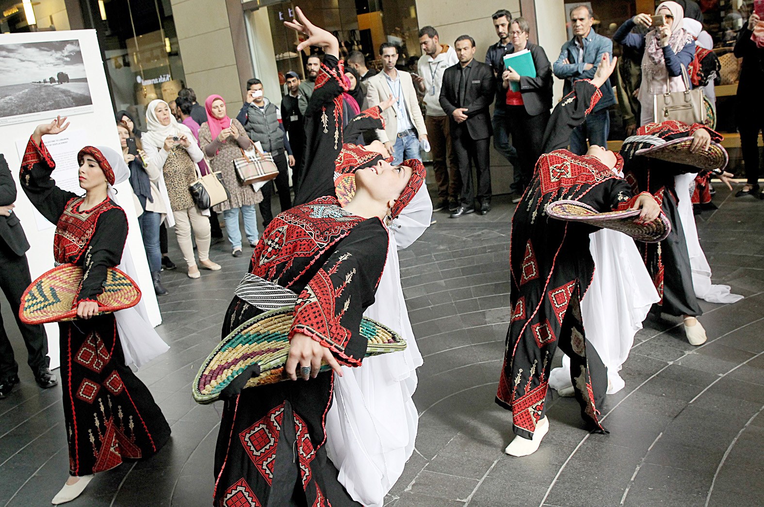 u0641u0644u0633u0637u064au0646u064au0627u062a u064au0642u062fu0651u0645u0646 u0631u0642u0635u0629 u062eu0644u0627u0644 u0627u0641u062au062au0627u062d u0645u0639u0631u0636 u0644u0644u0635u0648u0631 u0639u0646 u063au0632u0629 u0641u064a u0648u0633u0637 u0628u064au0631u0648u062a (u062f u0628 u0627)