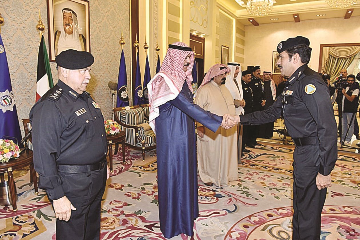 ... ومصافحاً أحد الضباط