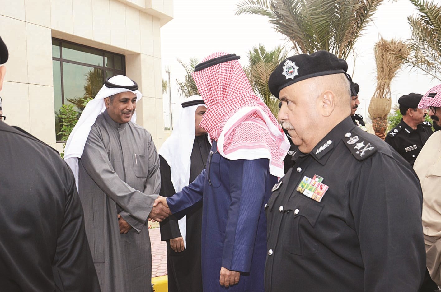 الوزير يصافح مستقبليه لدى وصوله إلى وزارة الداخلية