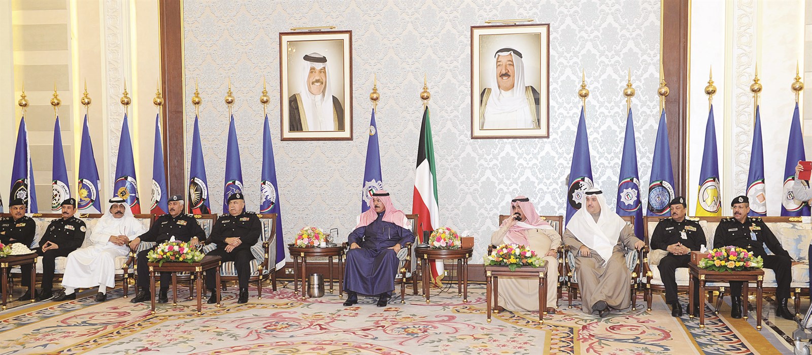 ... ويتوسط الوكيل الفهد والمستشار الخليفة وقيادات الوزارة (تصوير سعود سالم)