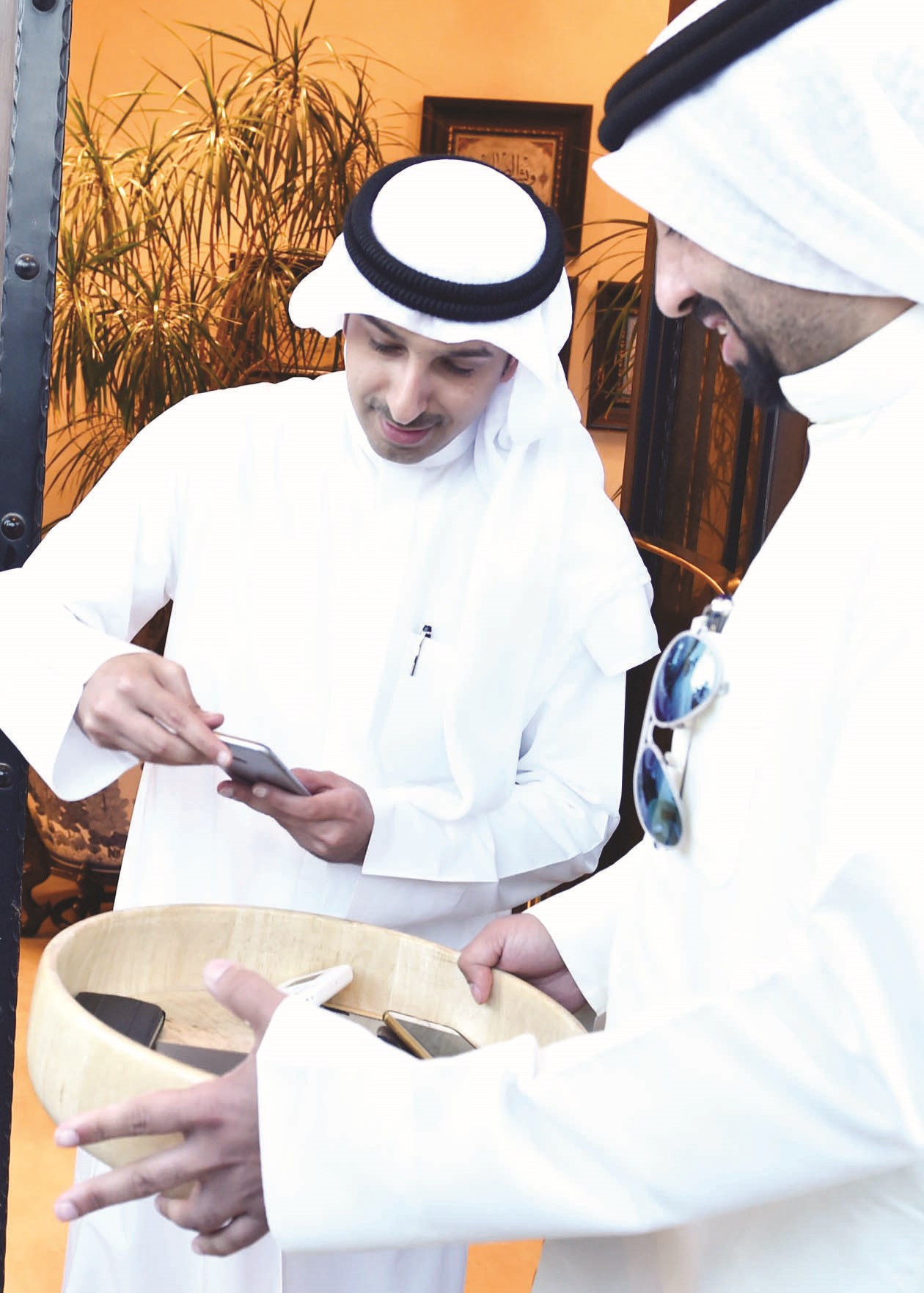 البابطين يستلم هاتفه عقب الاجتماع