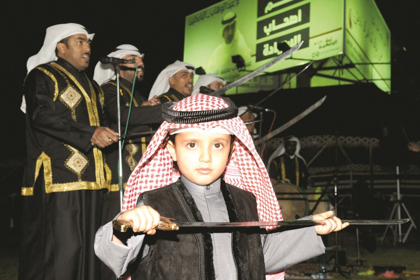 طفل يحمل سيفاً