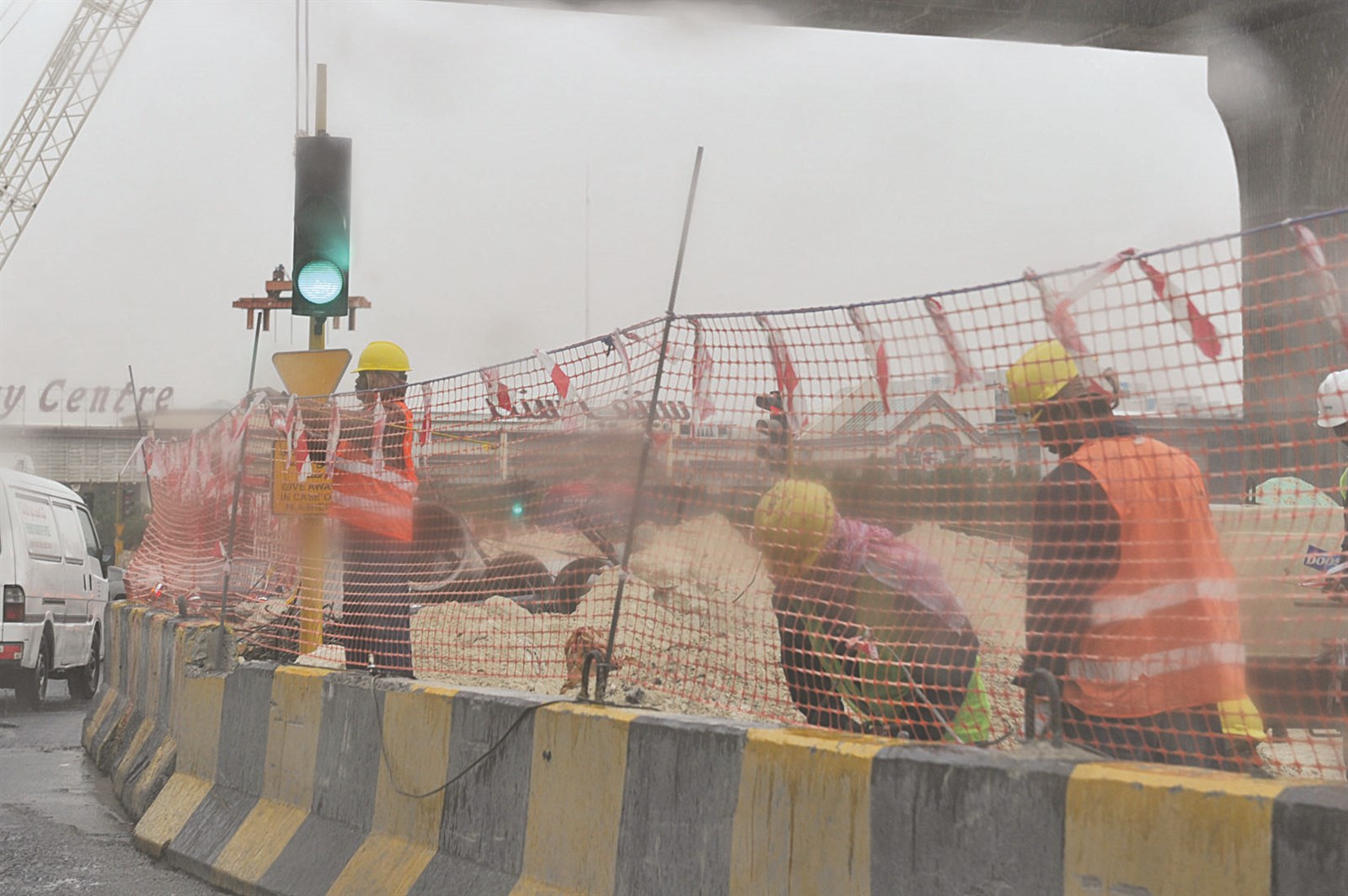 أعمال الطرق استمرت رغم الأمطار  (تصوير طارق عزالدين)