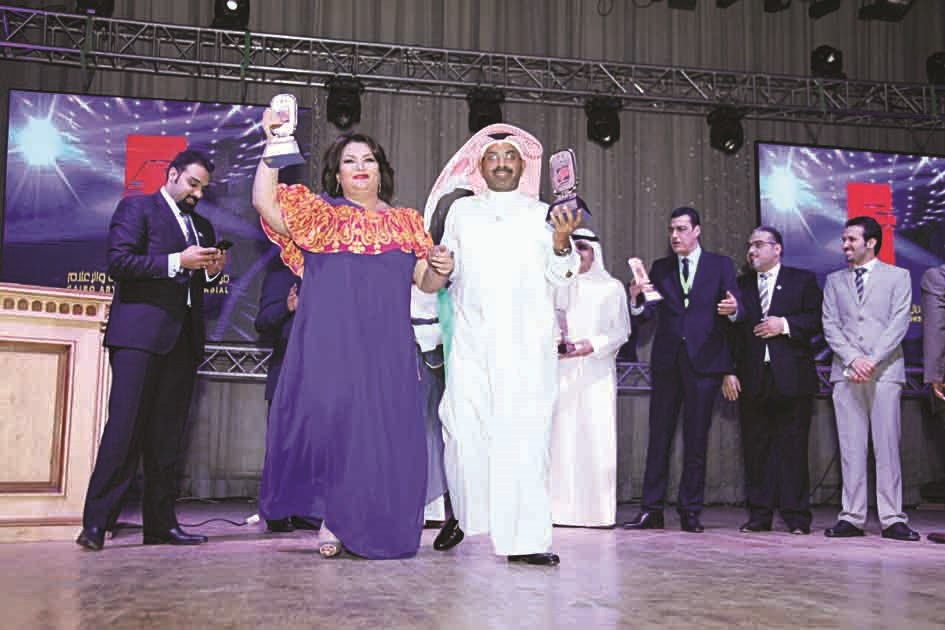 طارق العلي ومنى شداد مع درعي التكريم