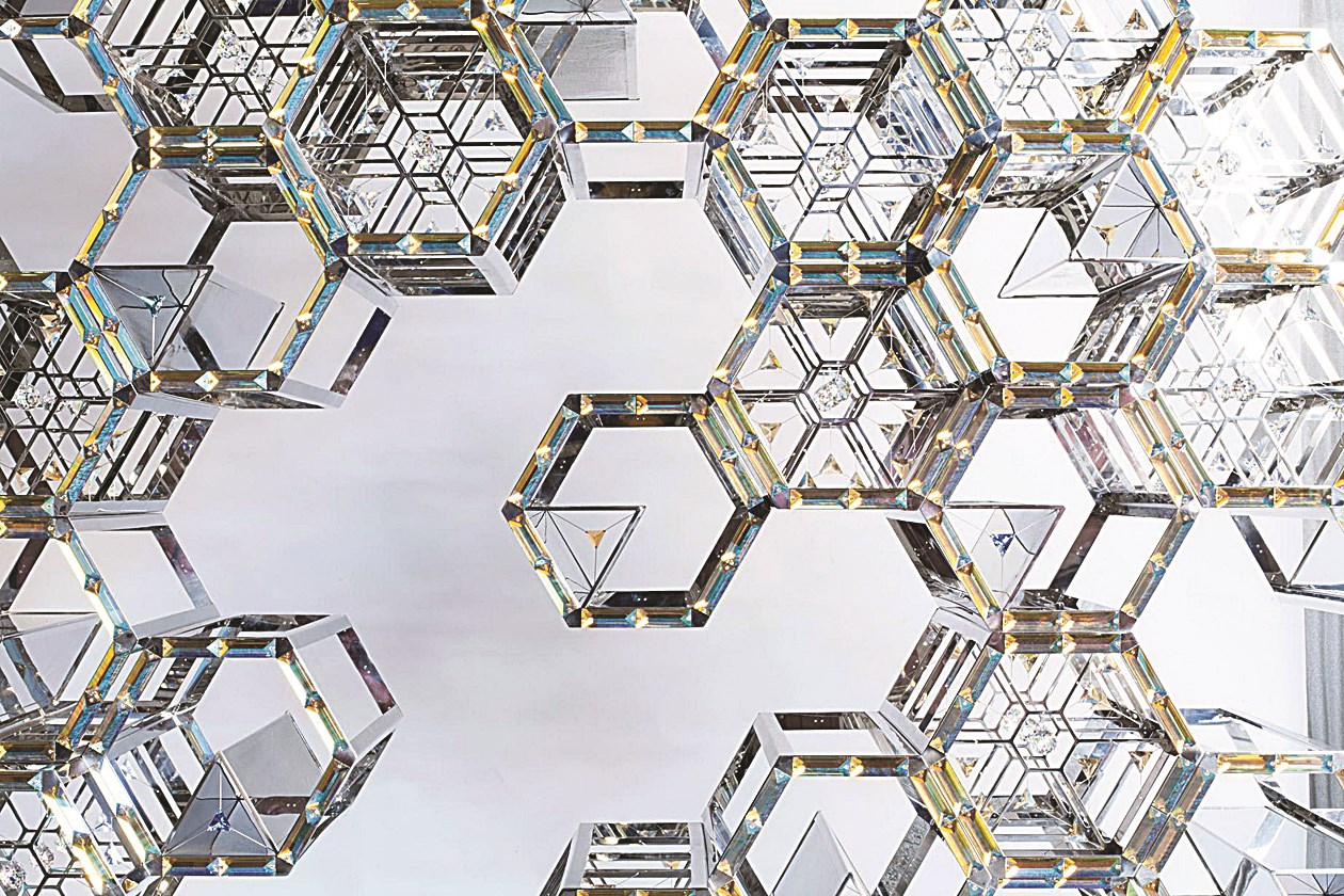 «هيكسالايت» للمصممة الإماراتية زينب الهاشمي