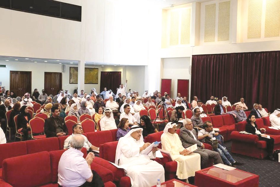 ... ويتقدم الحضور في المؤتمر