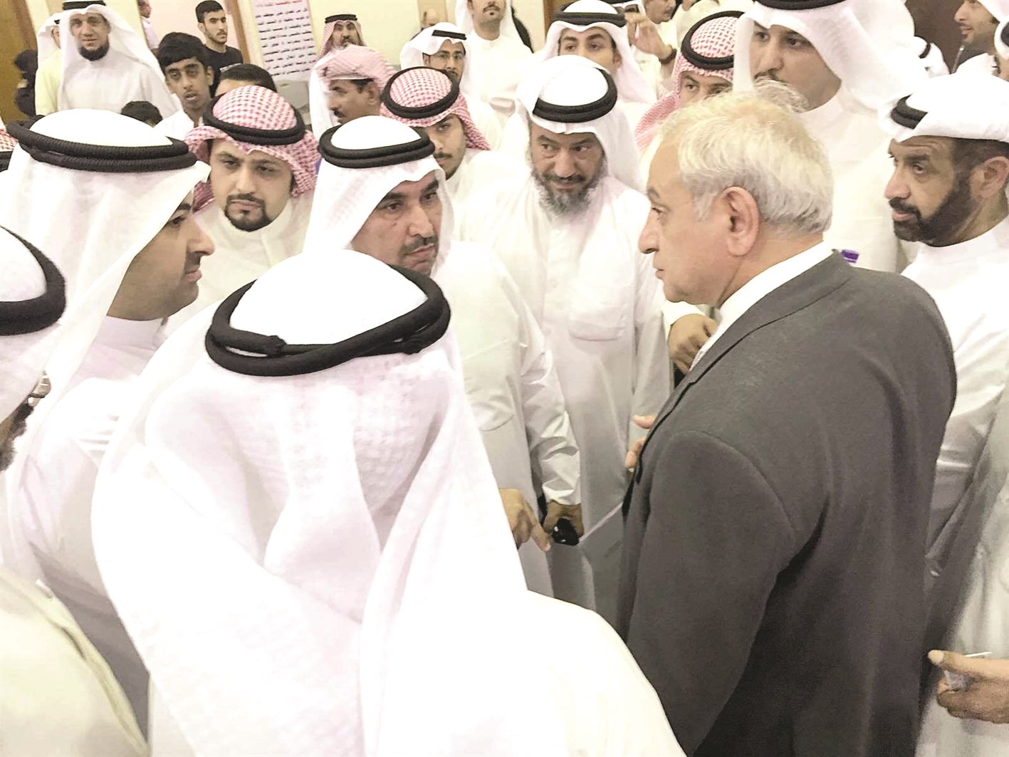 بدر العيسى محاطاً بأولياء الأمور في «تعليمية الجهراء»