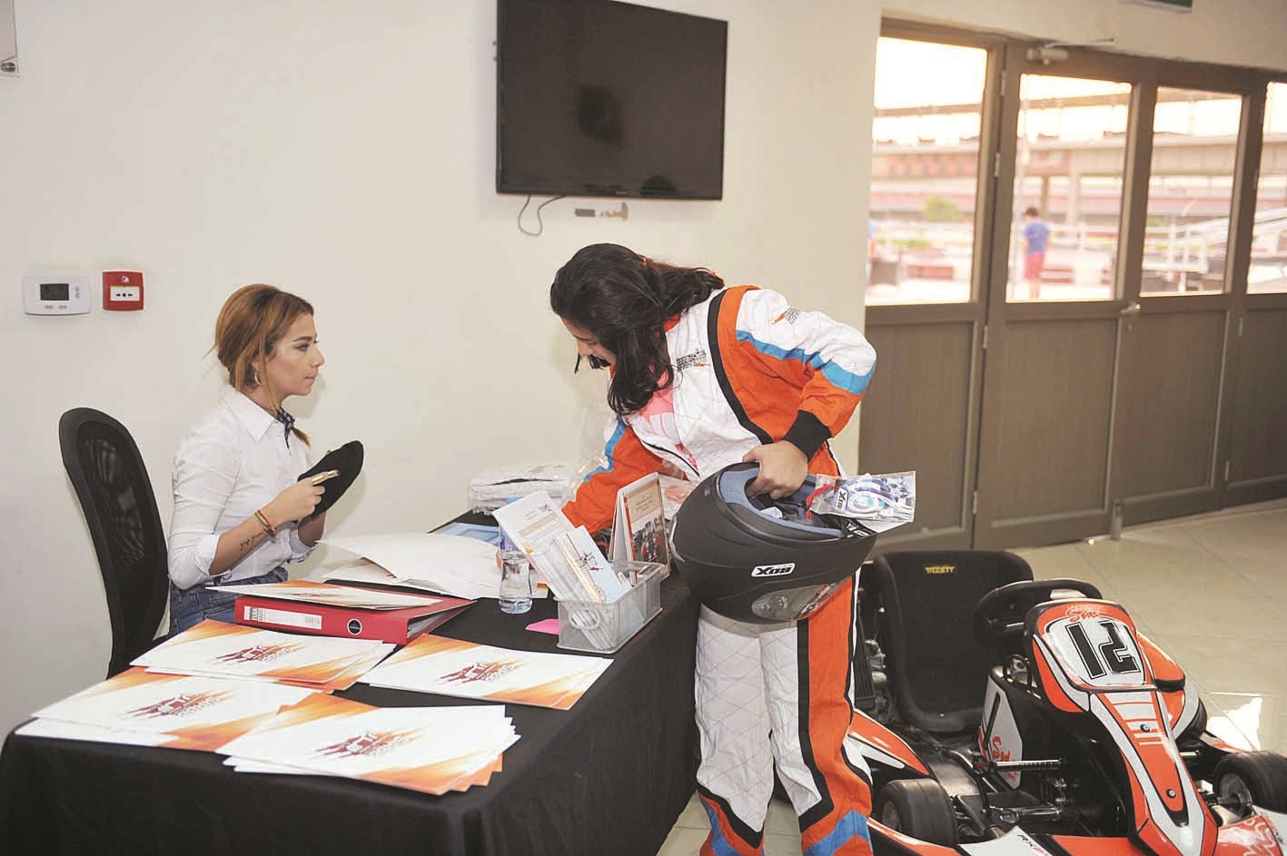 سائقة وسيارتها في إدارة الحلبة