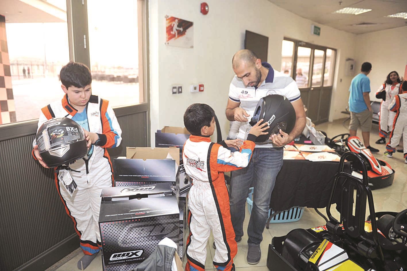 توزيع الملابس وواقيات الرأس