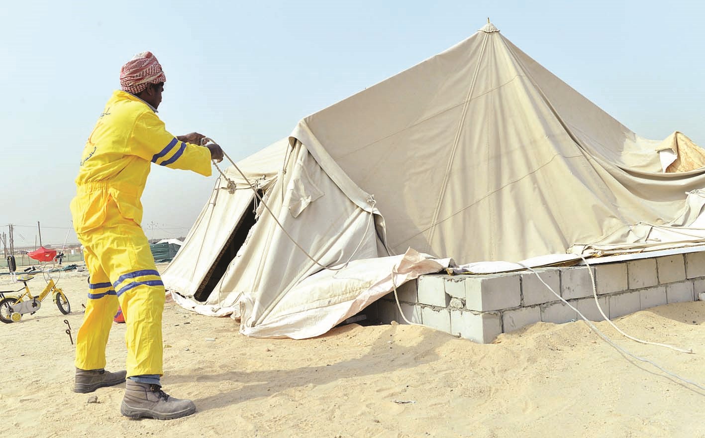 عامل يزيل إحدى الخيام