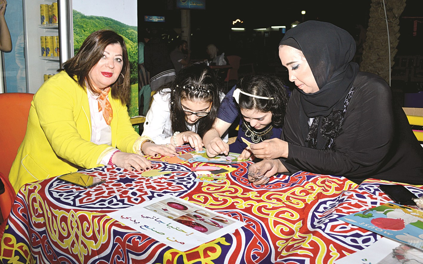 u0627u0644u0641u0627u0631u0633 u0645u0639 u0637u0641u0644u062au064au0646 u062eu0644u0627u0644 u0646u0634u0627u0637 u0645u0646 u00abu0635u0646u0639 u064au062fu064au00bb (u062au0635u0648u064au0631 u0628u0633u0627u0645 u0632u064au062fu0627u0646)