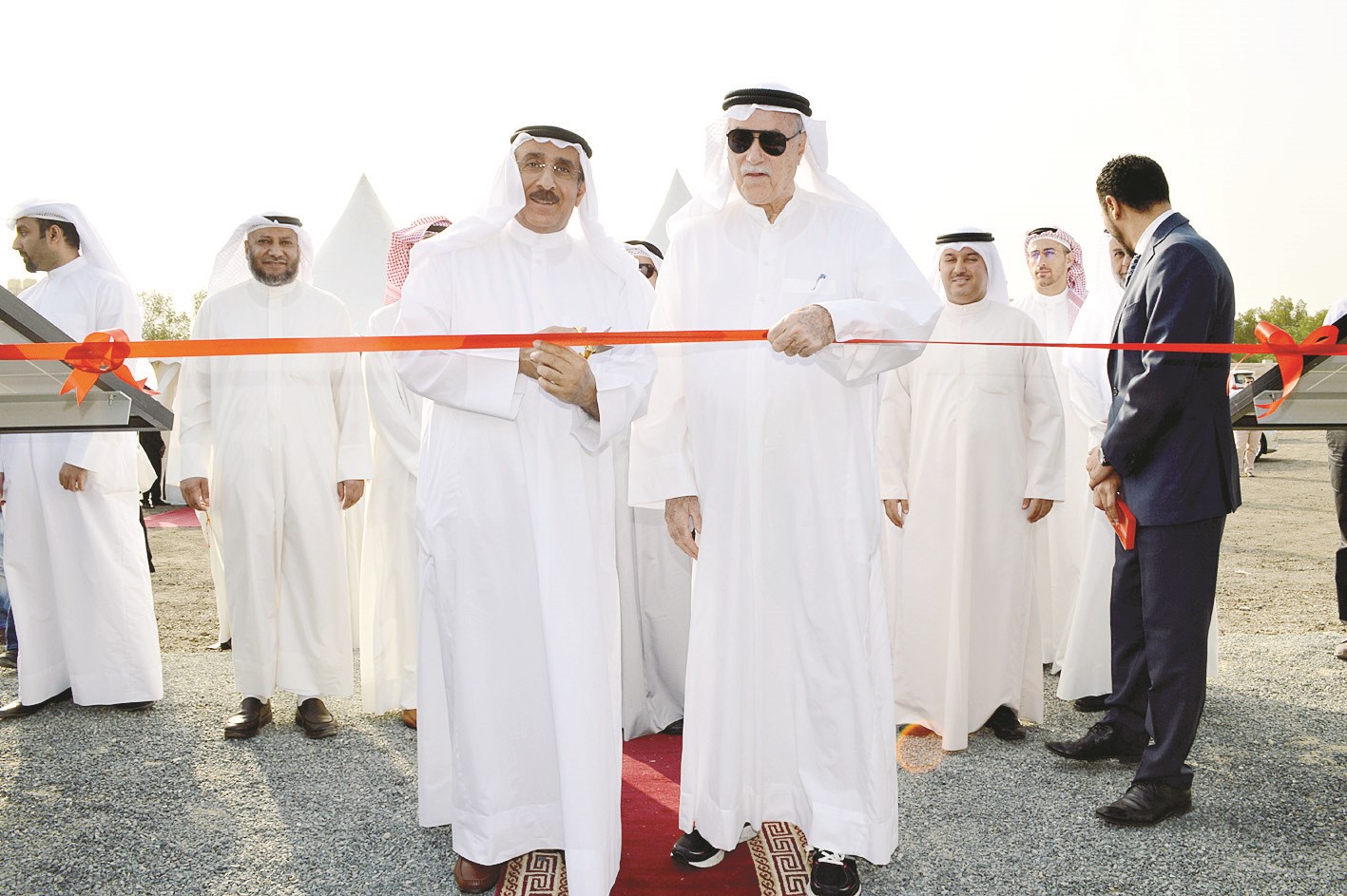 الجسار يقص شريط افتتاح المشروع