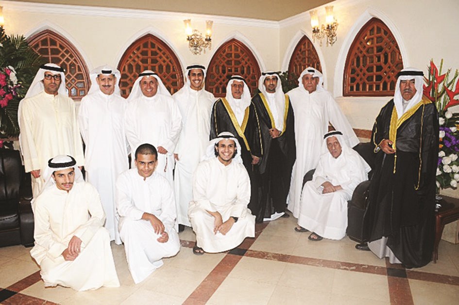 لقطة جماعية لعائلة الفارس مع المعرس ووالده