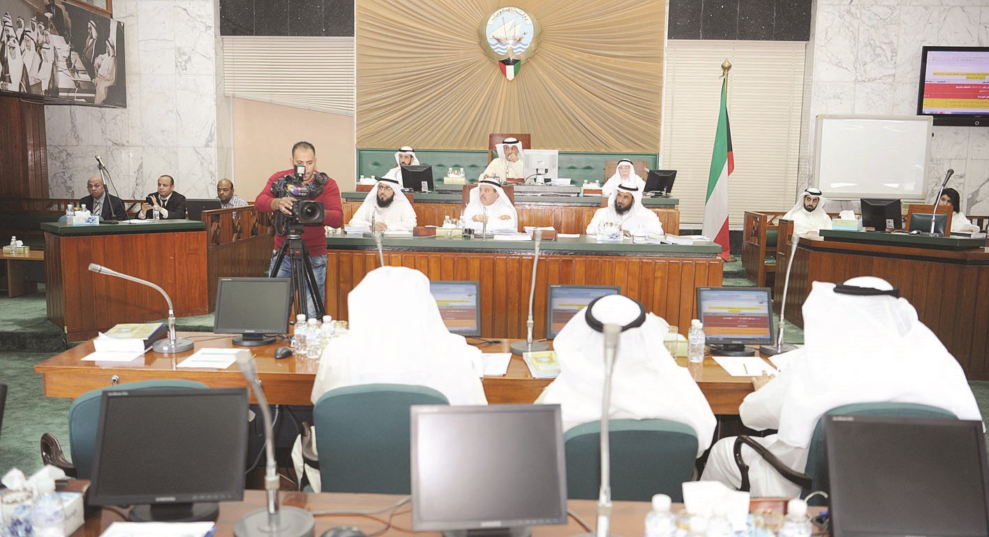 u0645u0647u0644u0647u0644 u0627u0644u062eu0627u0644u062f u0645u062au0631u0626u0633u0627u064b u062cu0644u0633u0629 u00abu0627u0644u0628u0644u062fu064au00bb                   (u062au0635u0648u064au0631 u0637u0627u0631u0642 u0639u0632u0627u0644u062fu064au0646)